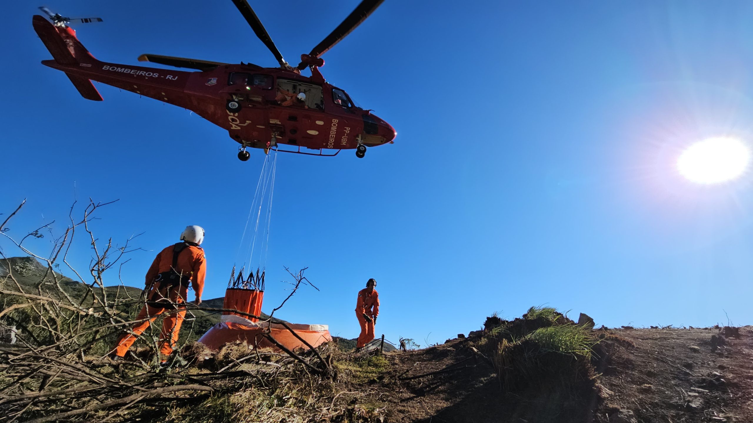 Bombeiros combatem mais de 14 mil incêndios florestais no Rio em 2024