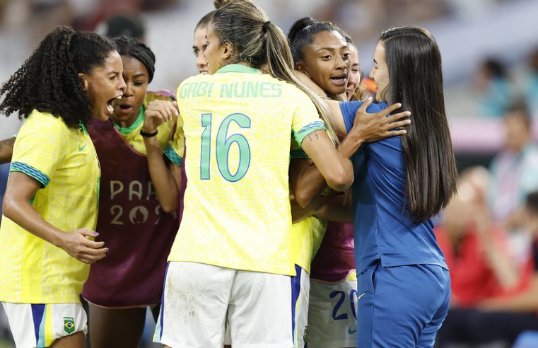 Seleção Brasileira de Futebol Feminino é homenageada pela CBF após desembarque no Rio