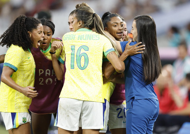 Seleção Brasileira de Futebol Feminino é homenageada pela CBF após desembarque no Rio