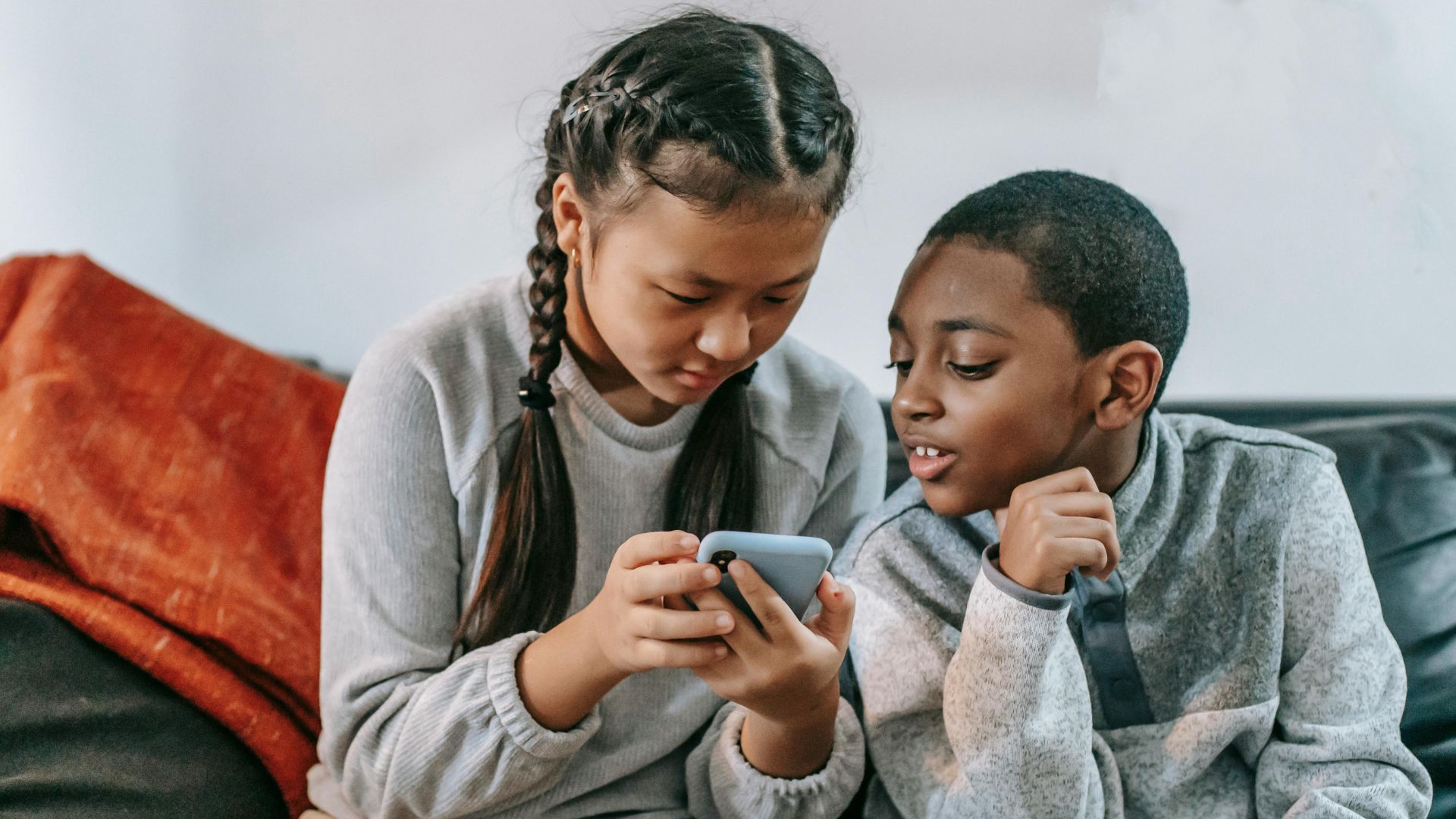 Comissão de Educação da Câmara aprova projeto que proíbe celular em escolas