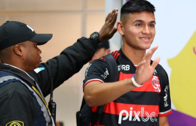 Carlos Alcaraz chega ao Flamengo como a contratação mais cara da história do clube