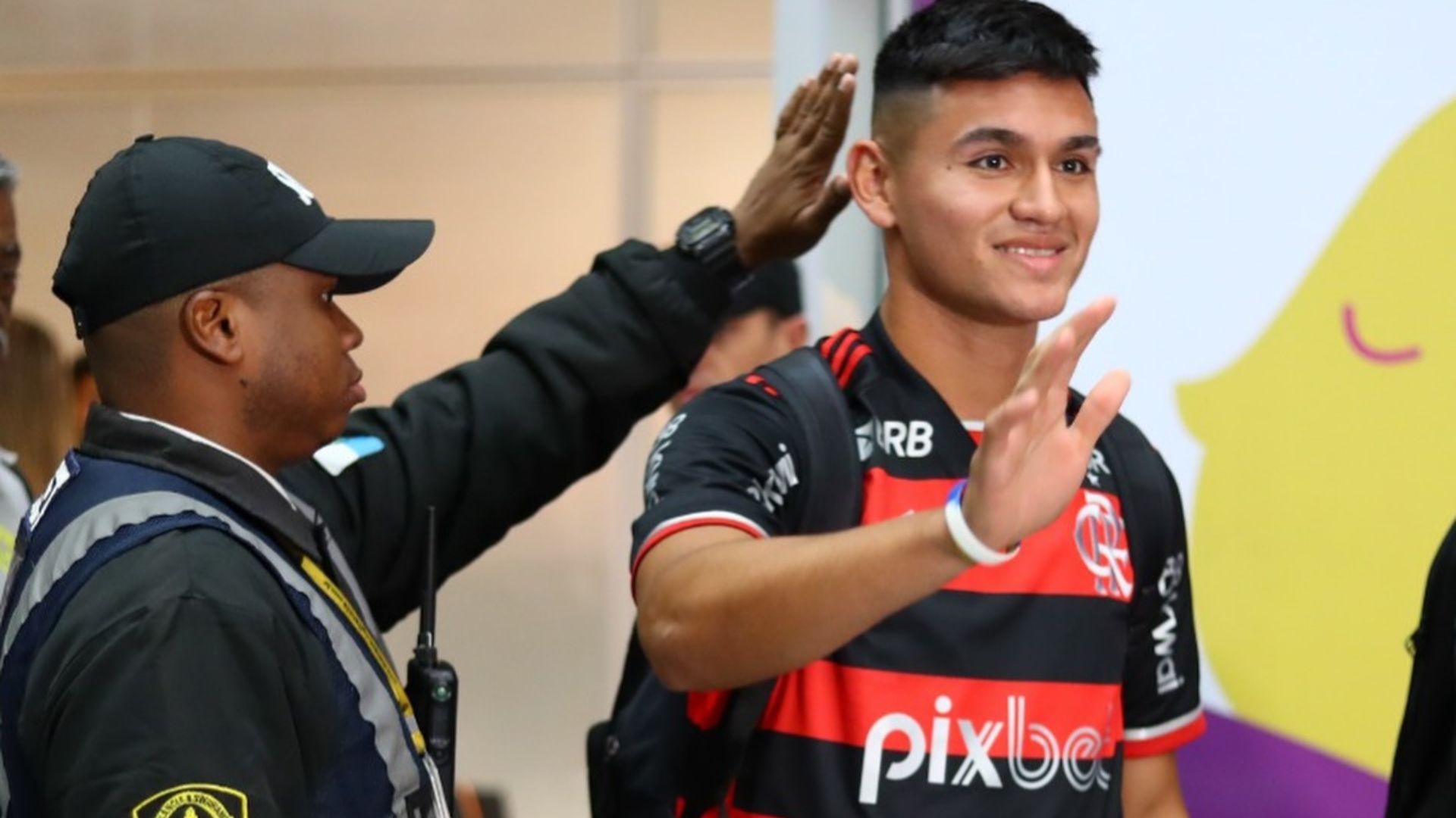 Carlos Alcaraz chega ao Flamengo como a contratação mais cara da história do clube