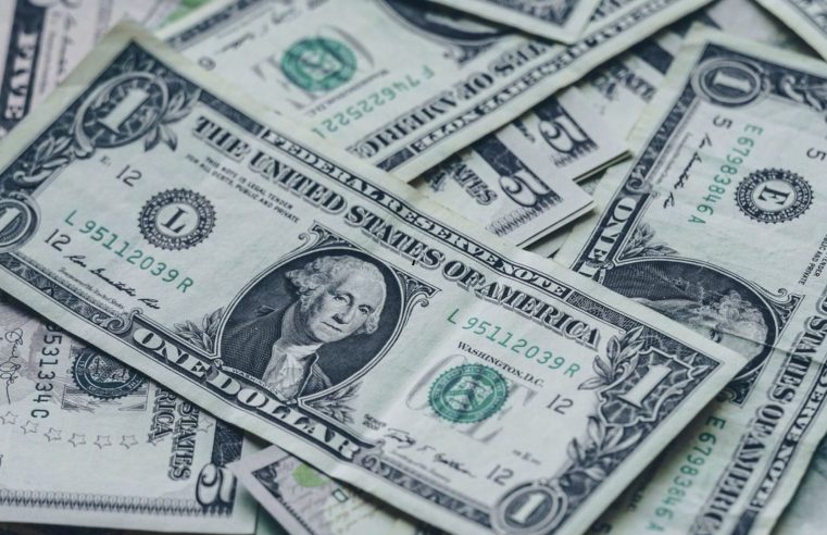 Relatório do BC aponta que dólar deve continuar a R$ 5,40 até o fim de 2024