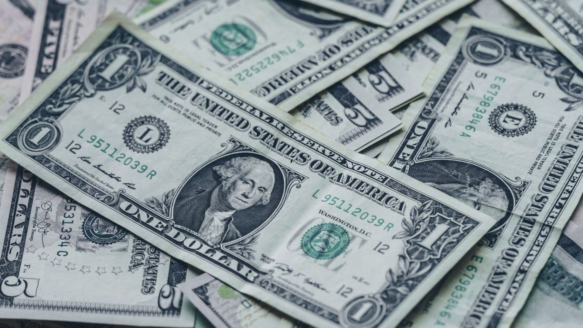 Relatório do BC aponta que dólar deve continuar a R$ 5,40 até o fim de 2024