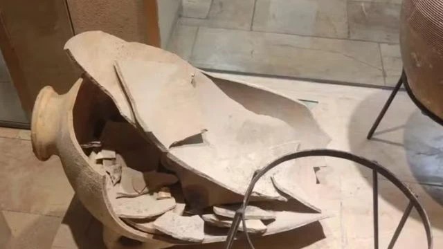 Menino quebra jarro raro de 3.500 anos durante visita ao museu em Israel