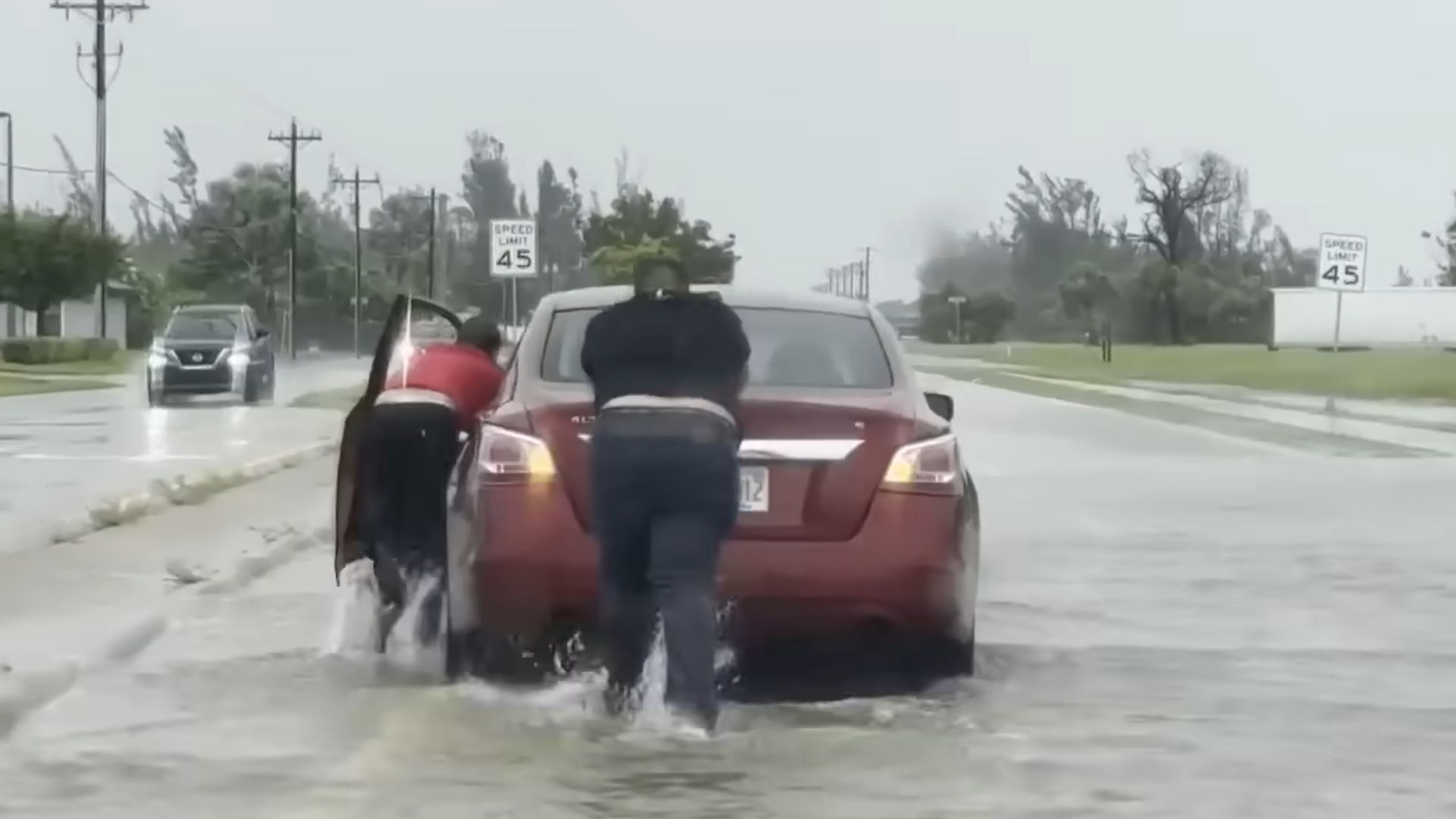 Furacão Debby se aproxima à costa dos Estados Unidos e mais de 100 mil residências ficam sem energia elétrica na Flórida