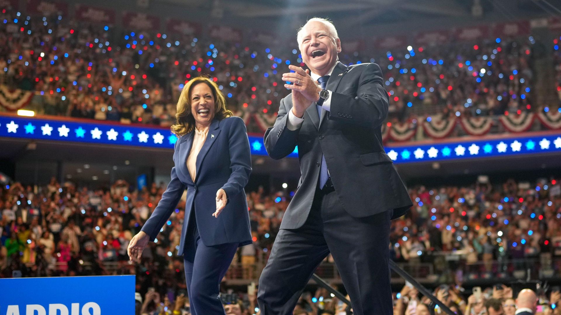 Em primeiro comício juntos, Kamala e Walz defendem a liberdade e atacam Trump