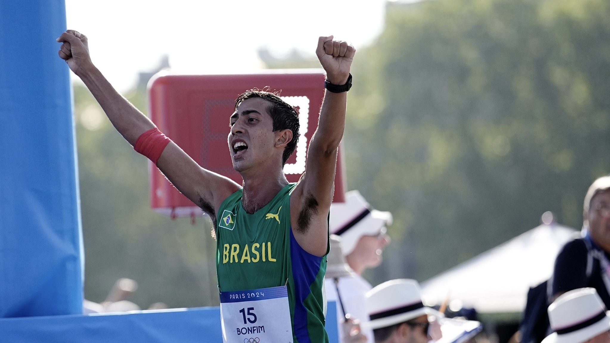 É Prata! Caio Bonfim faz história nas ruas de Paris e vira o primeiro brasileiro a conquistar uma medalha na marcha atlética