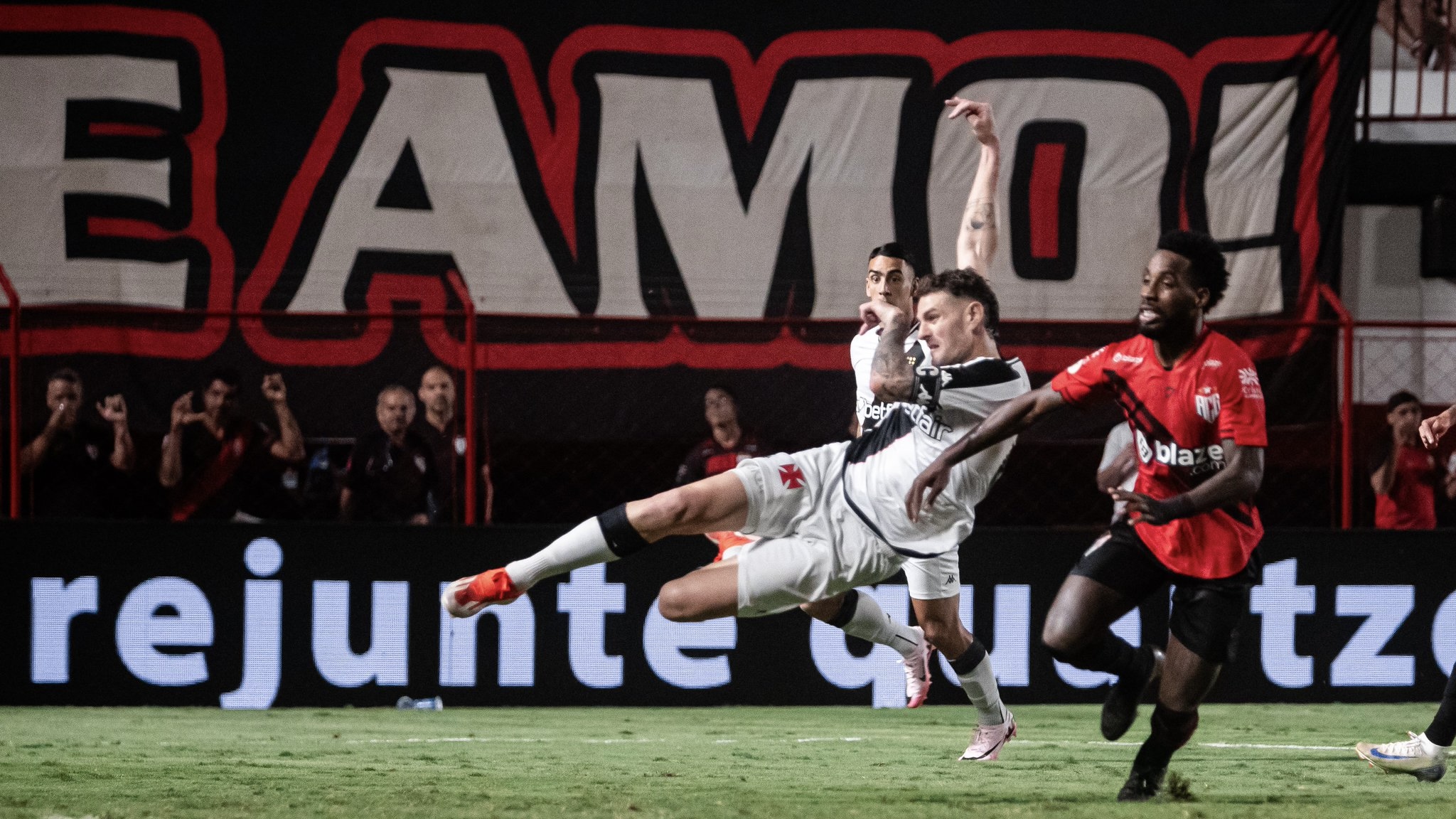 Atlético-GO e Vasco empatam em 1 a 1 em primeiro jogo pelas oitavas de final da Copa do Brasil