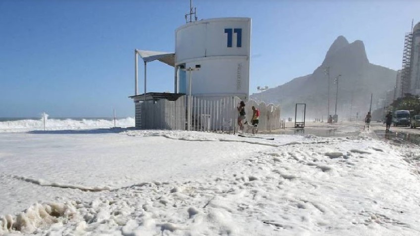 Ressaca leva ondas até pistas do Leblon e interdita via de Copacabana