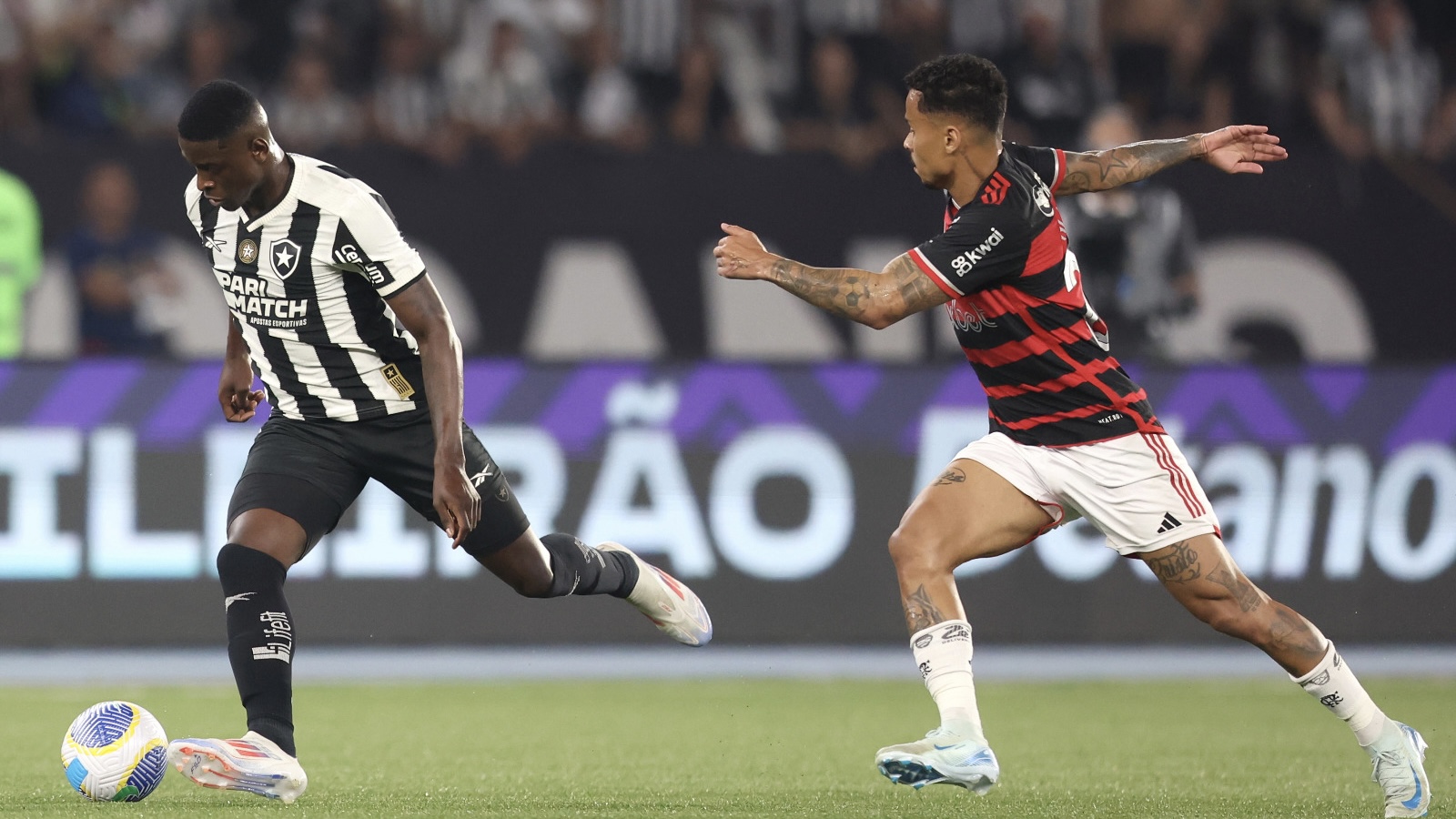 Botafogo goleia Flamengo de 4 x 1 e reassume a liderança do Brasileirão