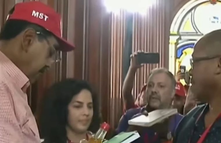 Maduro usa boné do MST durante discurso na Venezuela e convida brasileiros ao país