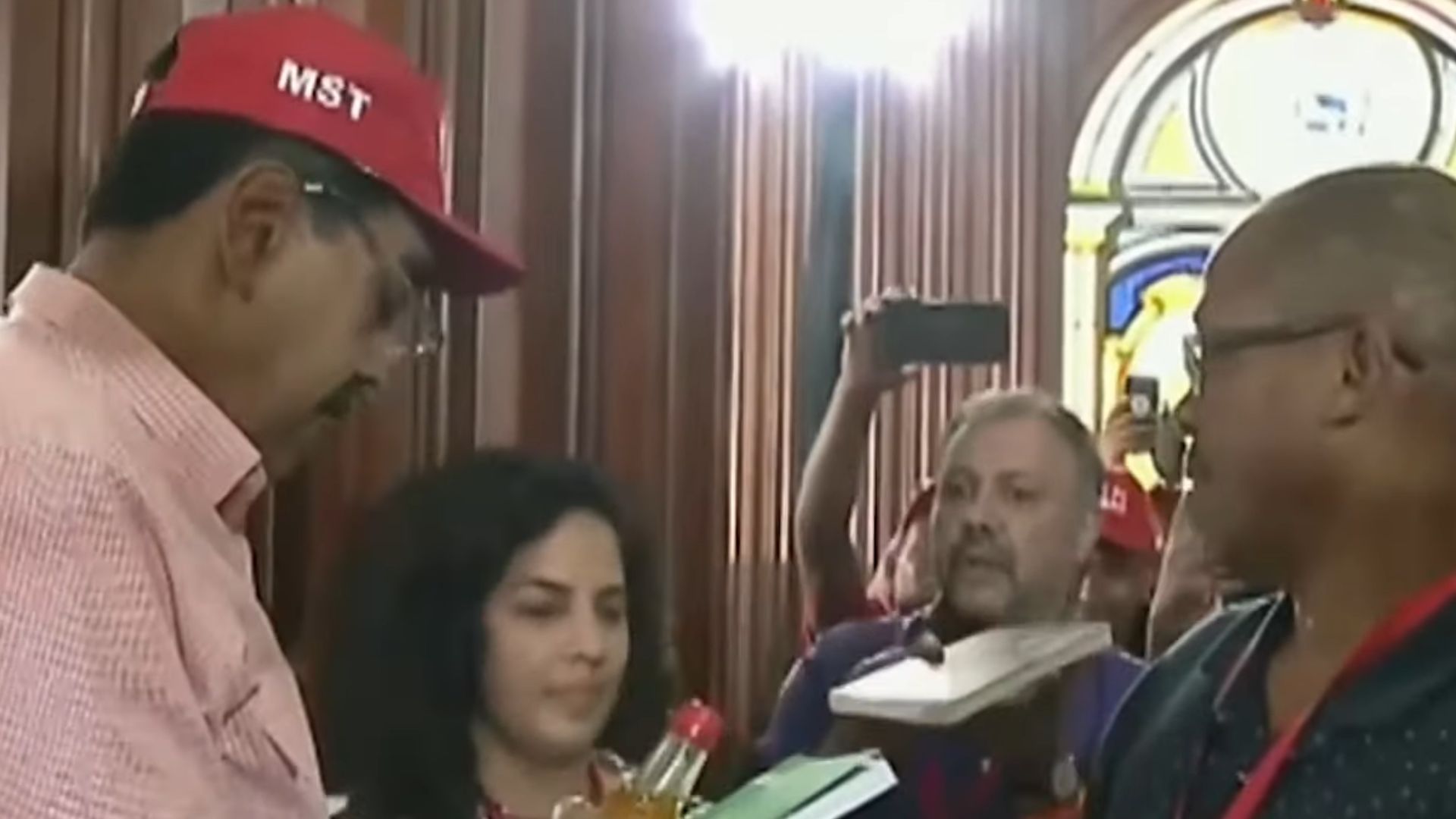 Maduro usa boné do MST durante discurso na Venezuela e convida brasileiros ao país