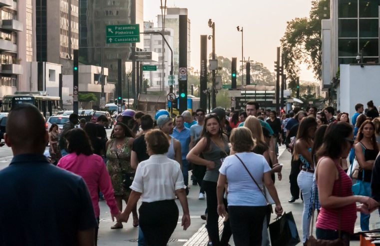 IBGE atualiza dados, população do Brasil cresce 4,68% e chega a 212,5 milhões em 2024