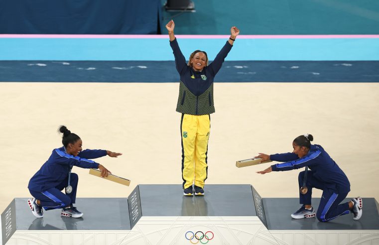 Rebeca Andrade conquista ouro histórico no solo em Paris e se torna a maior medalhista olímpica do Brasil