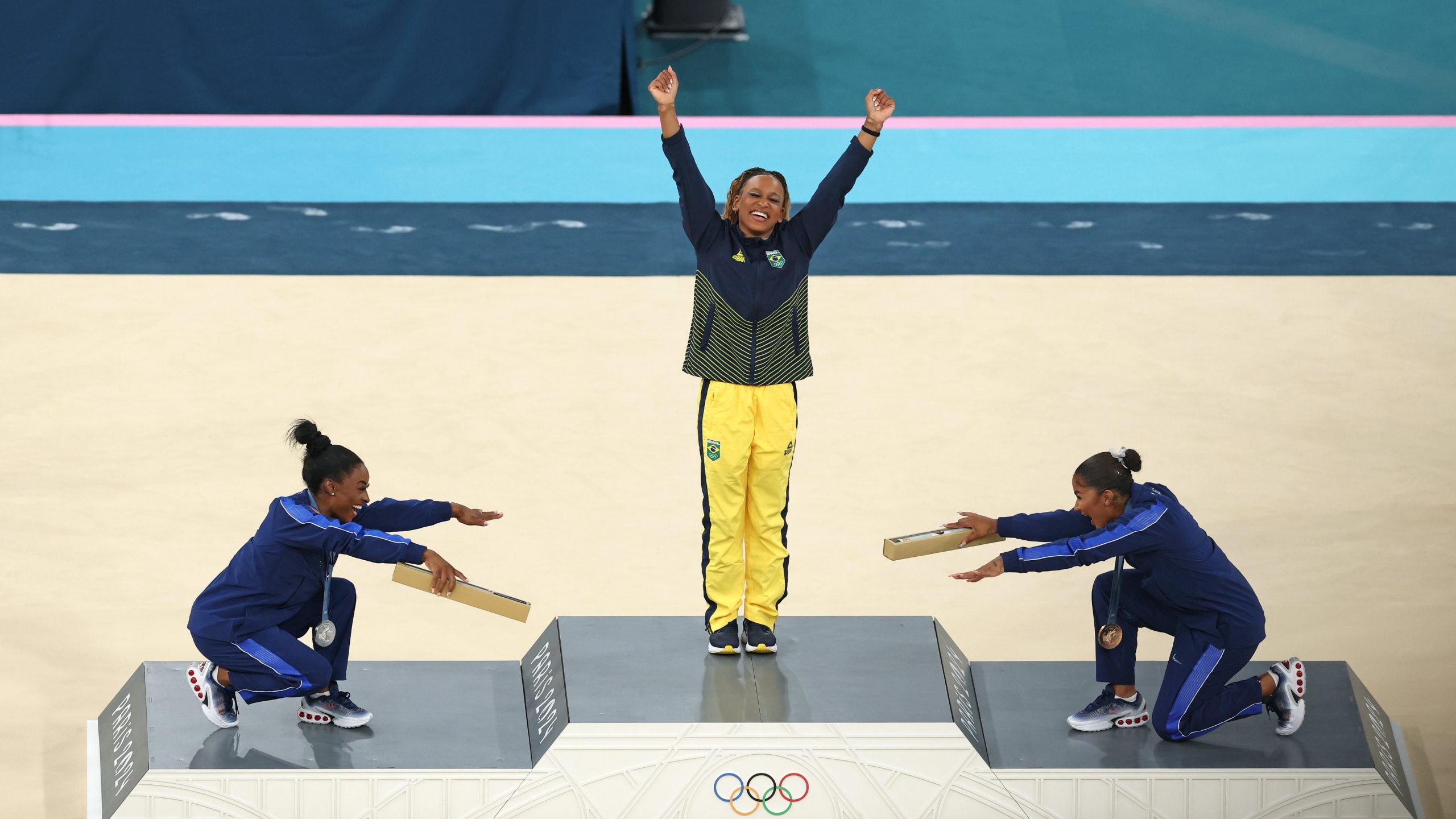 Rebeca Andrade conquista ouro histórico no solo em Paris e se torna a maior medalhista olímpica do Brasil