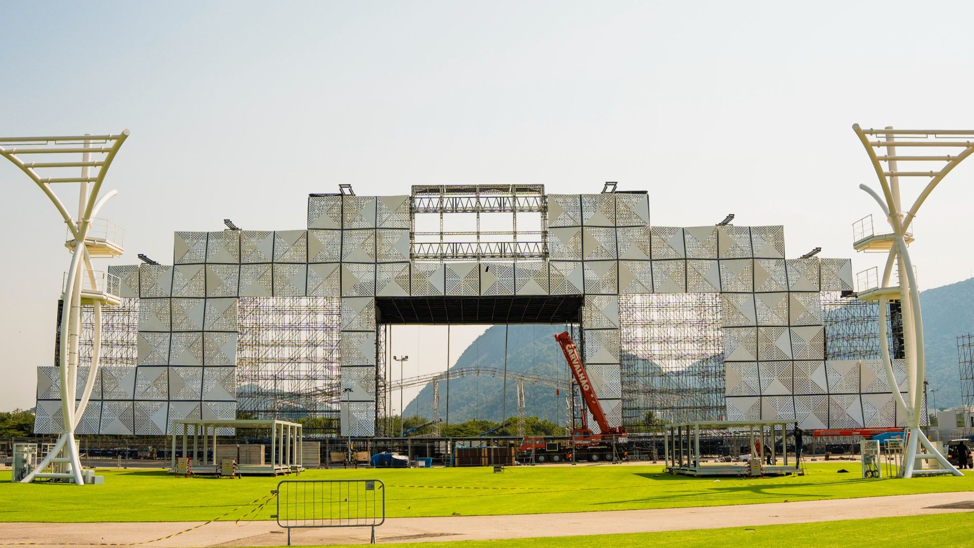 Pochete, jaqueta, ingresso para outros dias de evento e até viagem estão na lista de brindes do Rock in Rio