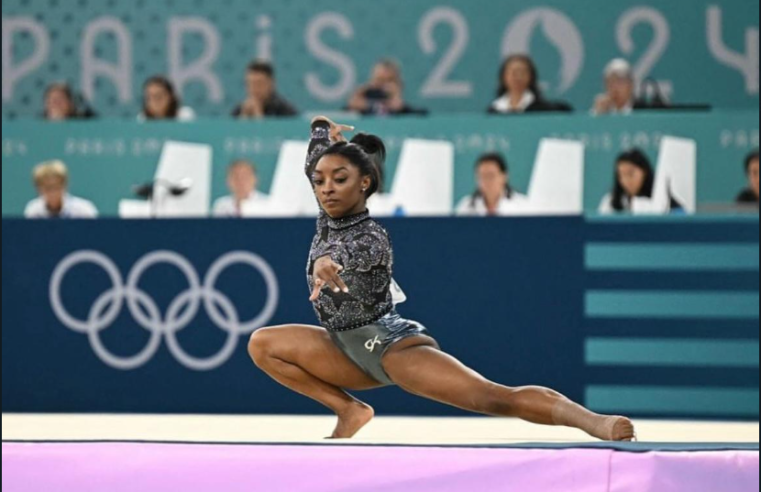 Simone Biles elogia Rebeca Andrade após disputa acirrada nos Jogos de Paris