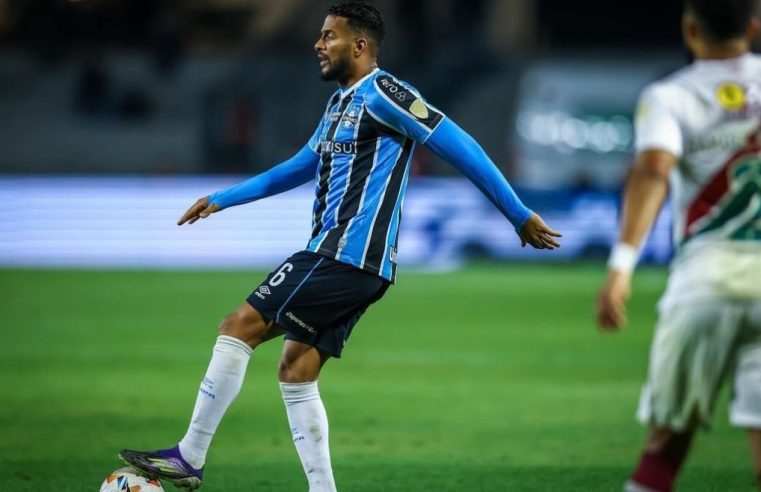 Reinaldo faz dois gols e Grêmio vira jogo contra o Fluminense pela Libertadores