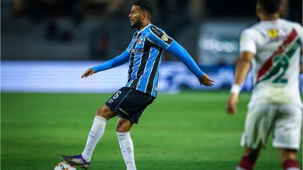 Reinaldo faz dois gols e Grêmio vira jogo contra o Fluminense pela Libertadores