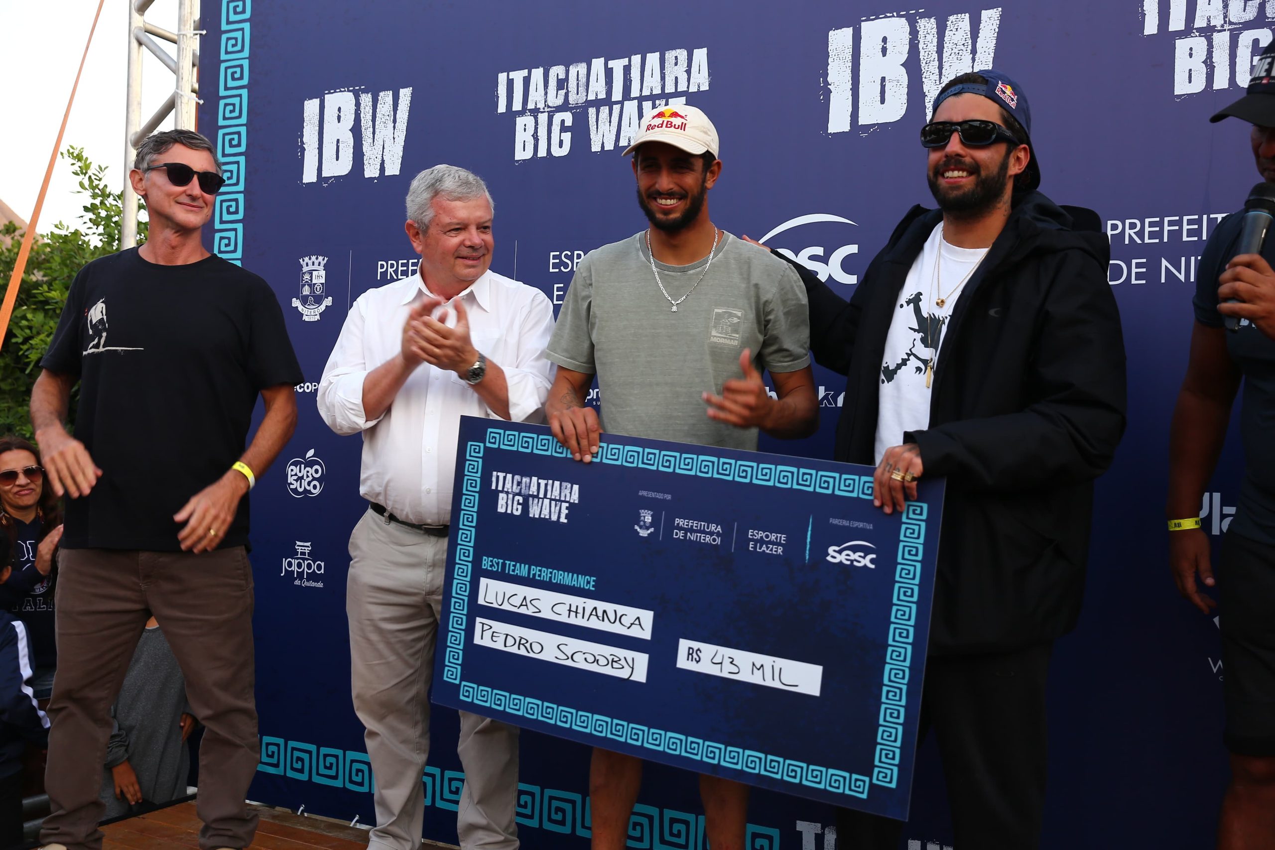 Pedro Scoob e Lucas Chumbo ganham prêmio na 6ª edição do Itacoatiara Big Wave em Niterói