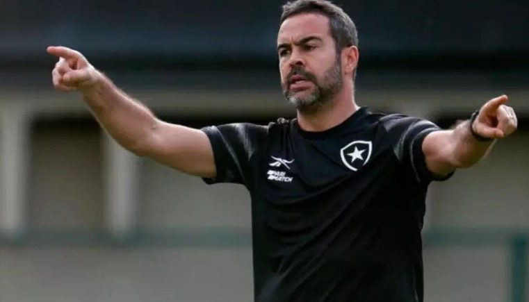 Artur Jorge nega possibilidade de saída: ‘Nessa altura, meu foco é só pensar no Botafogo.’