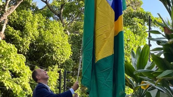 Após decidir defender interesses diplomáticos da Argentina na Venezuela, bandeira do Brasil é erguida em Caracas