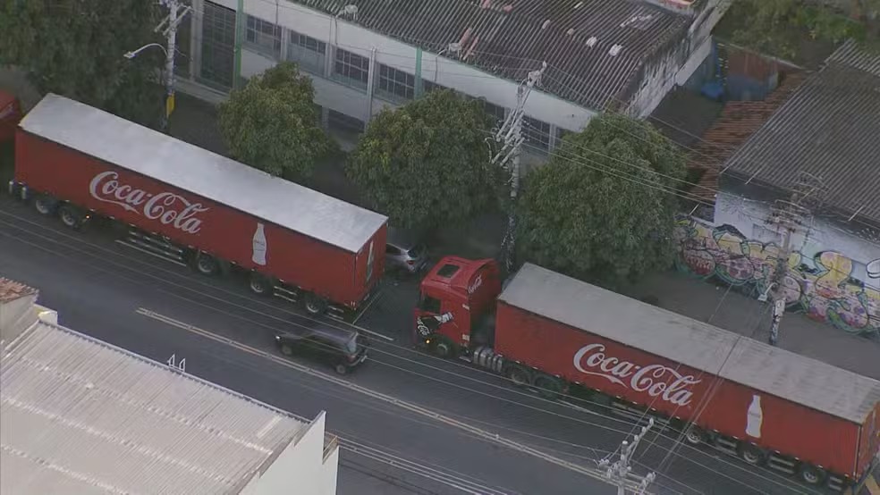 Polícia recupera duas carretas de refrigerantes roubadas na Linha Amarela