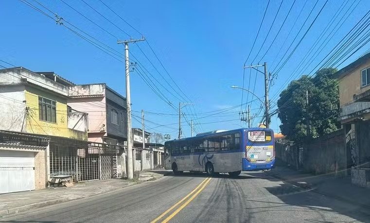 Criminosos sequestram 9 ônibus e 3 caminhões e usam veículos como barricadas no Chapadão