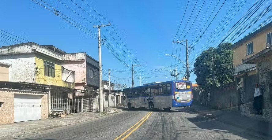 Criminosos sequestram 9 ônibus e 3 caminhões e usam veículos como barricadas no Chapadão