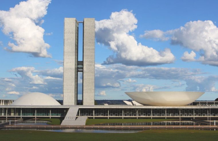 PEC que permite congresso suspender decisões do STF é vista como inconstitucional