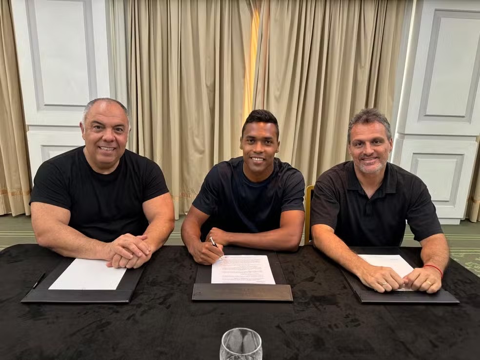 Flamengo: Alex Sandro, lateral-esquerdo, é anunciado como novo reforço e assina contrato até 2026