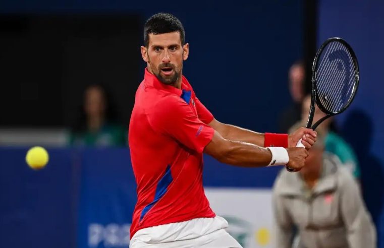 Paris 2024: Djokovic se recupera de lesão no joelho e derrota Tsitsipas por 2 sets a 0