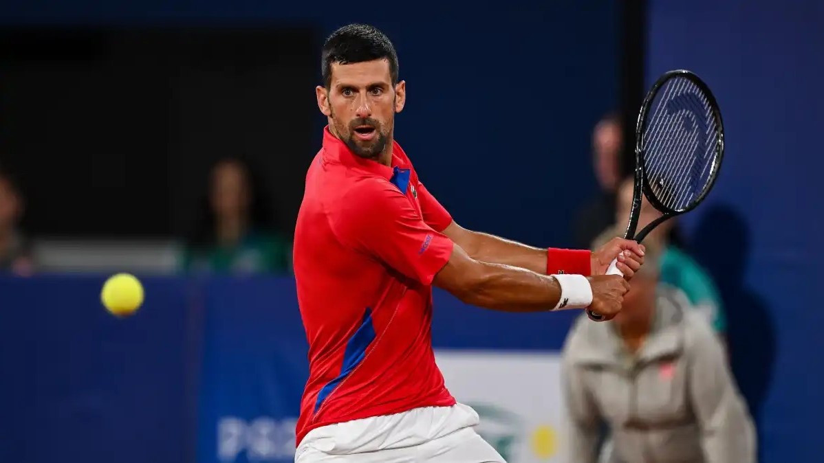 Paris 2024: Djokovic se recupera de lesão no joelho e derrota Tsitsipas por 2 sets a 0