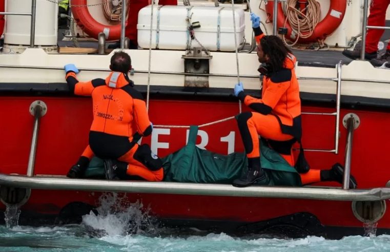 Mergulhadores encontram 4 corpos em iate de luxo que naufragou na Itália