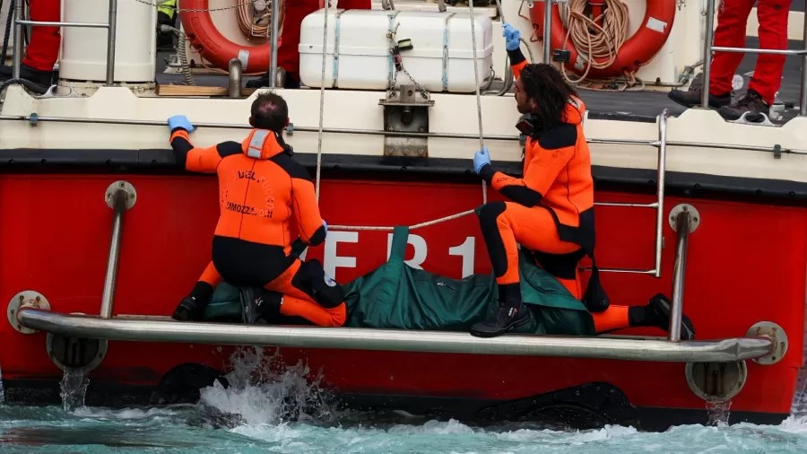 Mergulhadores encontram 4 corpos em iate de luxo que naufragou na Itália