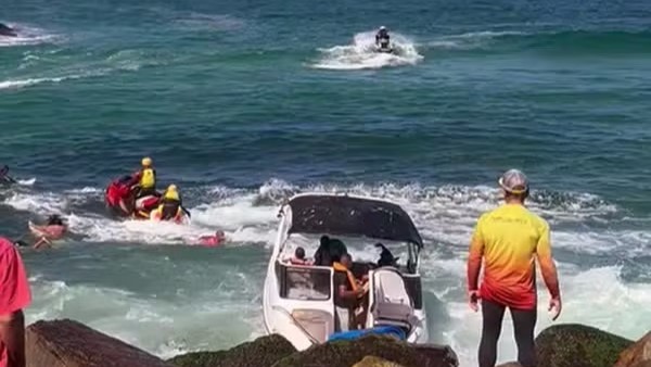 Lancha bate em pedras na Barra da Tijuca e passageiros pulam na água para evitar tragédia