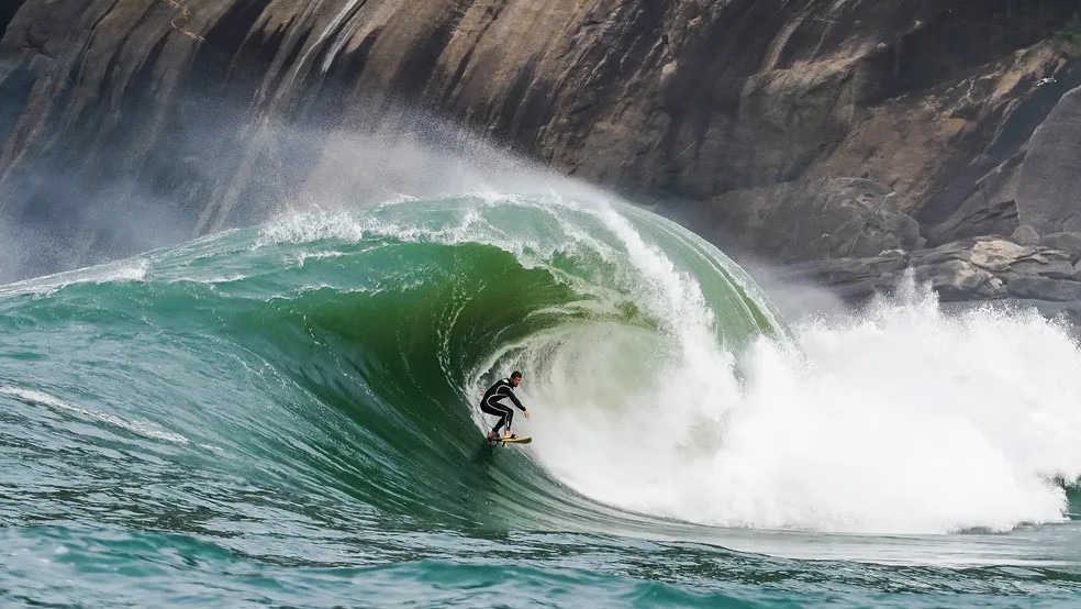 Surfista Daniel Rodrigues se destaca no Itaquatiara Big Wave com onda de 10 Metros