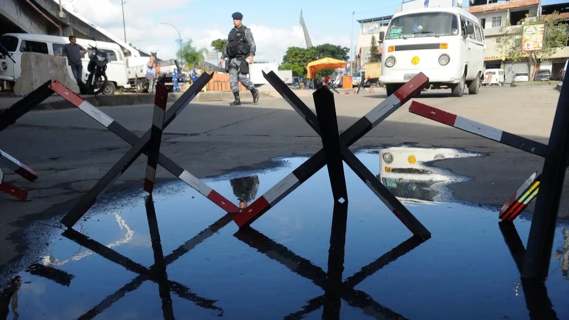 Policiais da DRE realizam operação na Maré em combate à lavagem de dinheiro do tráfico