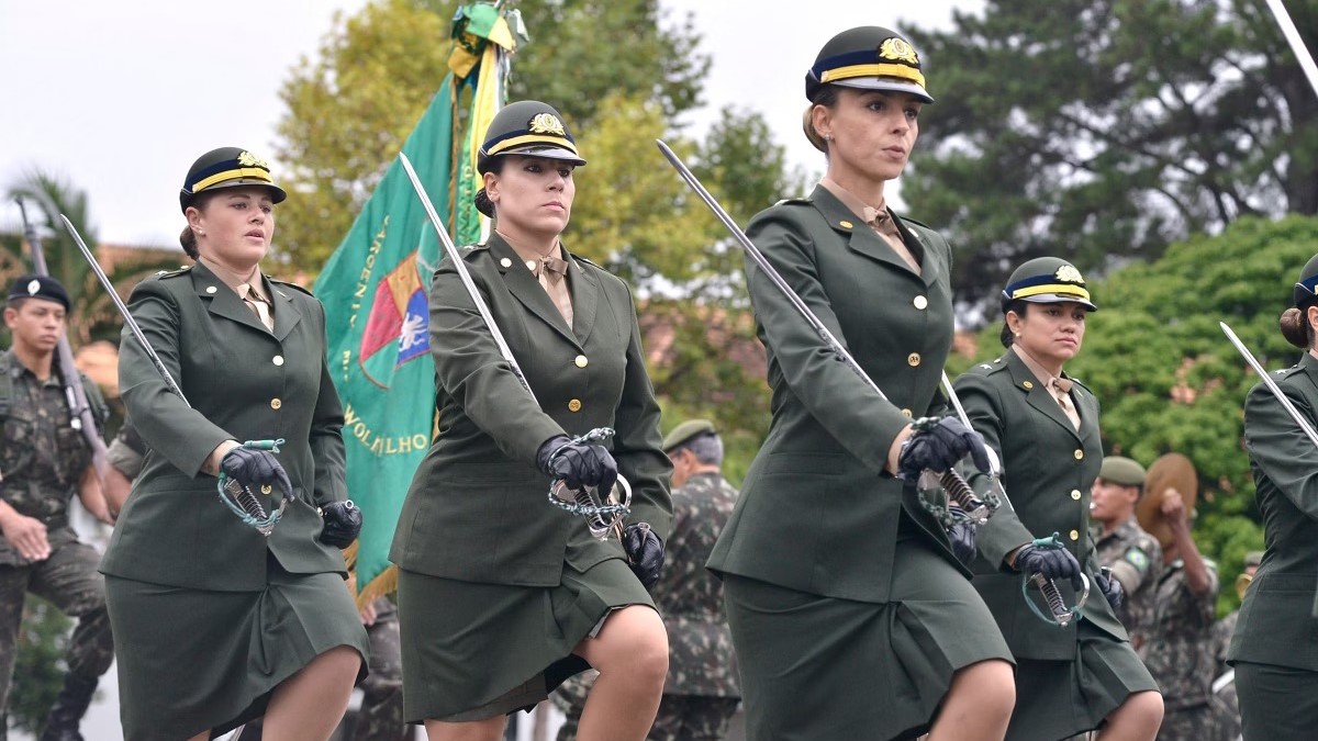 Governo assina norma que permite alistamento voluntário de mulheres