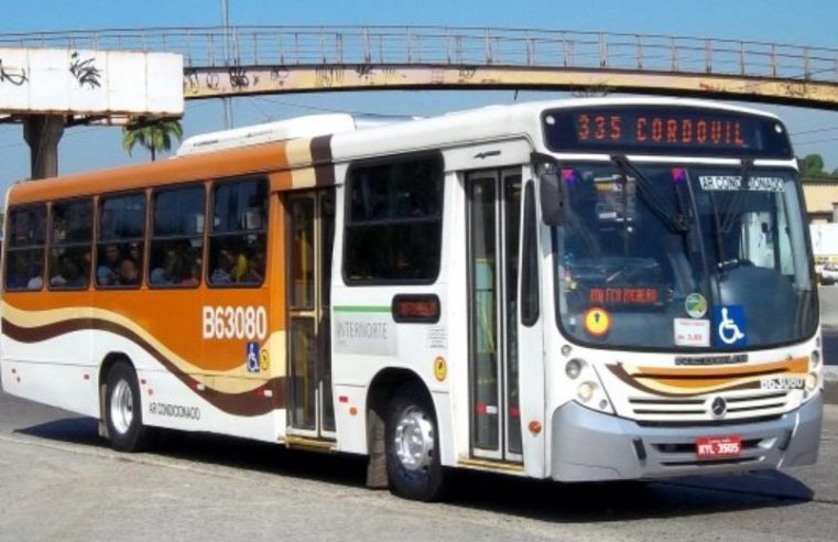 Ônibus é sequestrado e usado como barricada na Cidade Alta na manhã desta terça-feira (13)