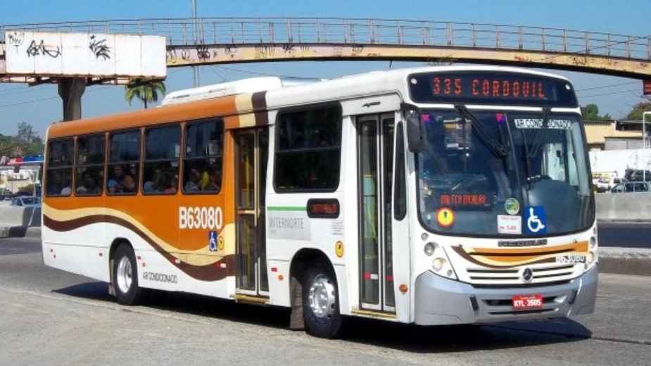 Ônibus é sequestrado e usado como barricada na Cidade Alta na manhã desta terça-feira (13)