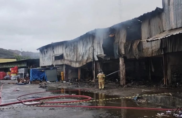 Corpo de Bombeiros realiza rescaldo em depósito atingido por chamas em São Gonçalo