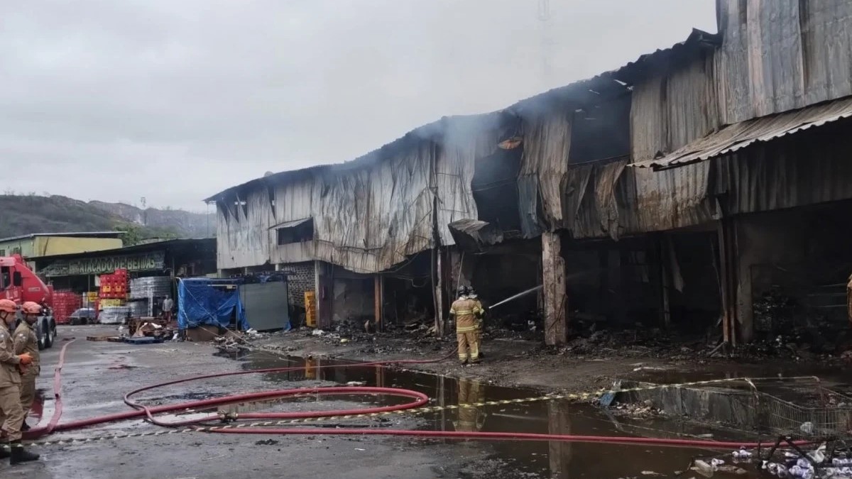 Corpo de Bombeiros realiza rescaldo em depósito atingido por chamas em São Gonçalo