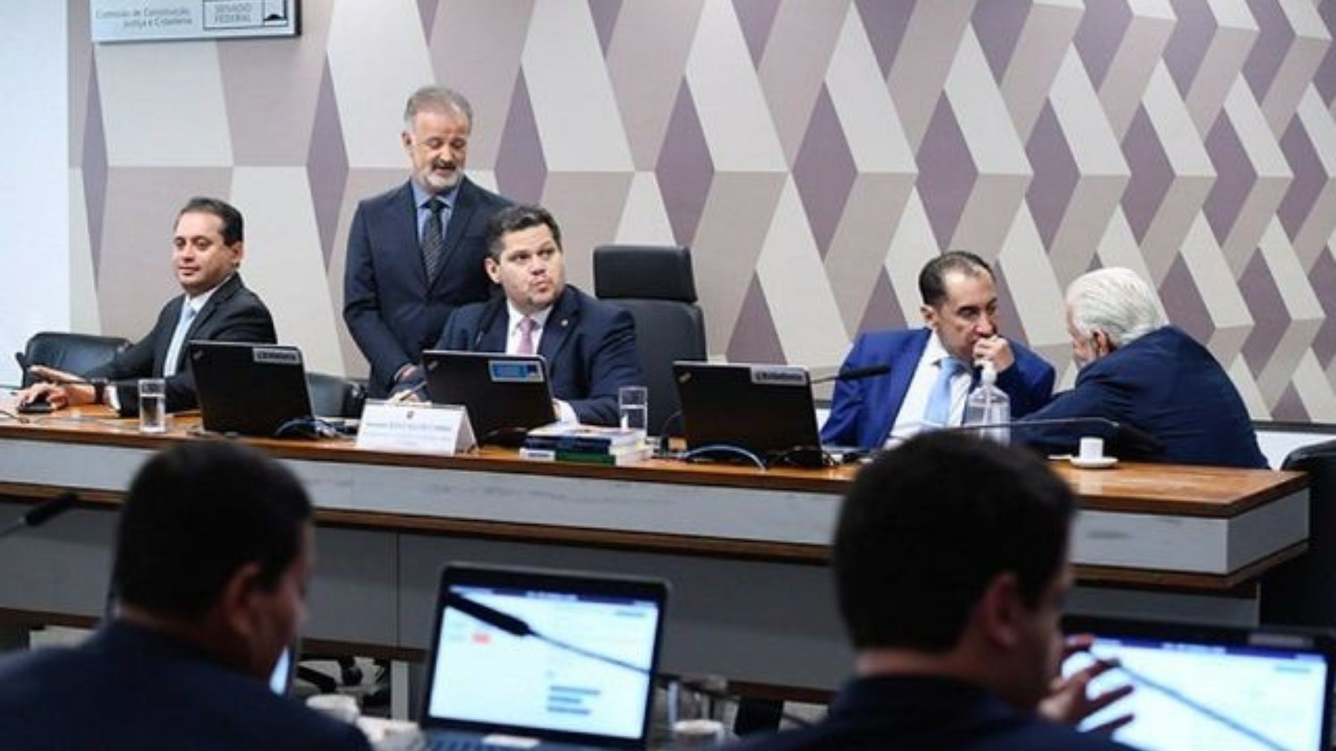 Senado aprova projeto que reduz prazo de inelegibilidade de políticos condenados