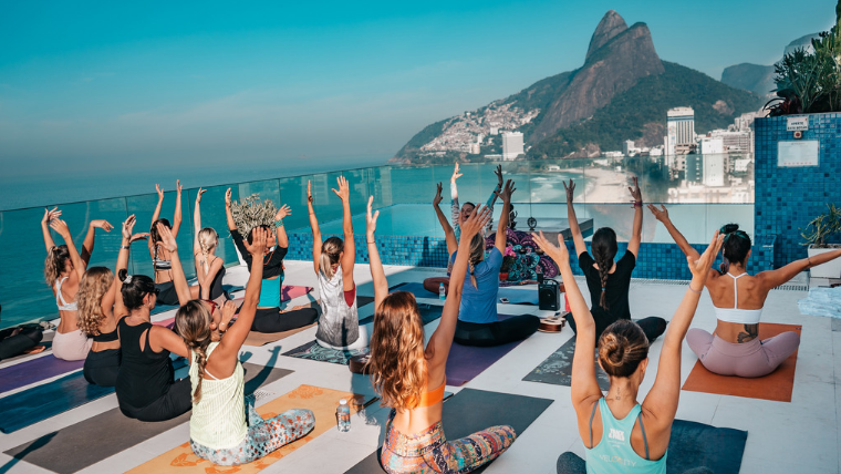 ‘Semana do Bem-Estar’ traz aulas gratuitas de yoga e alongamento com vista para Pão de Açúcar