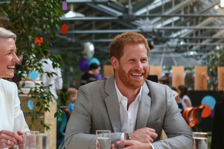 Foto de aniversário de príncipe Harry gera polêmica por ausência de Meghan; Família real teria cortado duquesa da foto