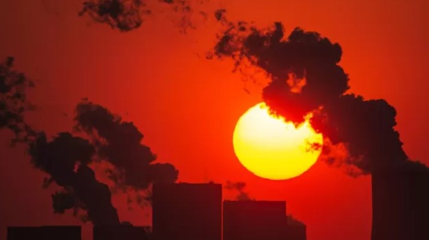 ‘Sol vermelho’, observado nos últimos dias, é resultado da combinação de calor extremo com queimadas e poluição atmosférica