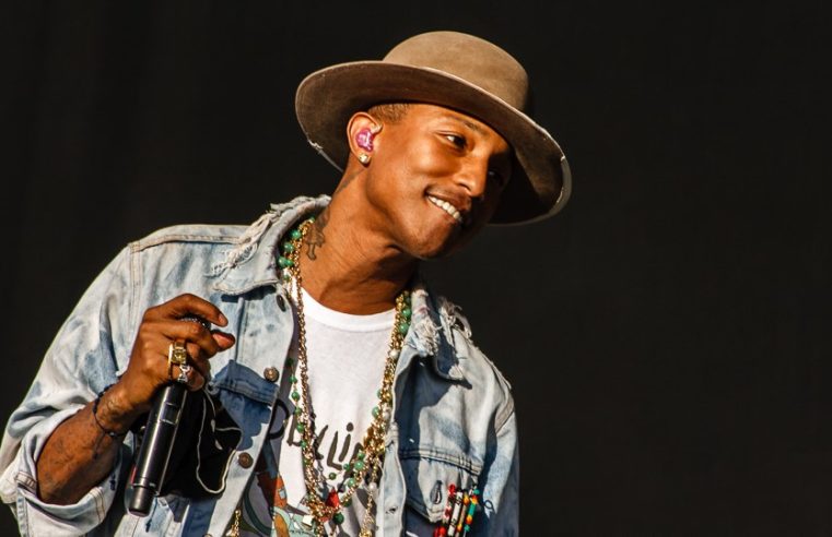 Pharrell Williams critica posicionamento de celebridades na política americana: ‘Cale a boca, ninguém perguntou’