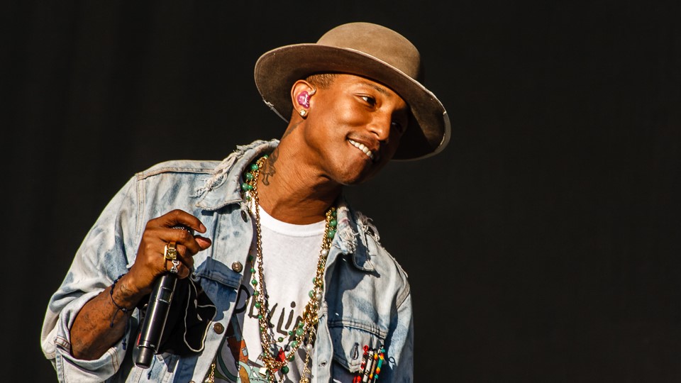 Pharrell Williams critica posicionamento de celebridades na política americana: ‘Cale a boca, ninguém perguntou’